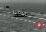 Standbild British Royal Navy de Havilland Vampire Jet macht die Landung auf der USS Antietam verhaftet Atlantik, 1953, aus Sekunde 34 historischem Filmmaterial Videoclip 65675048903