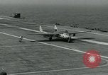 Standbild British Royal Navy de Havilland Vampire Jet macht die Landung auf der USS Antietam verhaftet Atlantik, 1953, aus Sekunde 35 historischem Filmmaterial Videoclip 65675048903