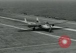 Standbild British Royal Navy de Havilland Vampire Jet macht die Landung auf der USS Antietam verhaftet Atlantik, 1953, aus Sekunde 36 historischem Filmmaterial Videoclip 65675048903