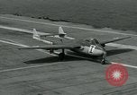 Standbild British Royal Navy de Havilland Vampire Jet macht die Landung auf der USS Antietam verhaftet Atlantik, 1953, aus Sekunde 37 historischem Filmmaterial Videoclip 65675048903