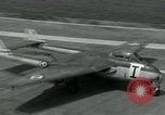 Standbild British Royal Navy de Havilland Vampire Jet macht die Landung auf der USS Antietam verhaftet Atlantik, 1953, aus Sekunde 38 historischem Filmmaterial Videoclip 65675048903