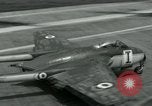 Standbild British Royal Navy de Havilland Vampire Jet macht die Landung auf der USS Antietam verhaftet Atlantik, 1953, aus Sekunde 39 historischem Filmmaterial Videoclip 65675048903
