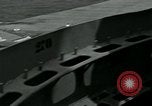 Standbild British Royal Navy de Havilland Vampire Jet macht die Landung auf der USS Antietam verhaftet Atlantik, 1953, aus Sekunde 40 historischem Filmmaterial Videoclip 65675048903
