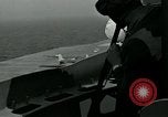 Standbild British Royal Navy de Havilland Vampire Jet macht die Landung auf der USS Antietam verhaftet Atlantik, 1953, aus Sekunde 41 historischem Filmmaterial Videoclip 65675048903