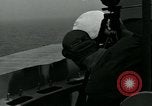 Standbild British Royal Navy de Havilland Vampire Jet macht die Landung auf der USS Antietam verhaftet Atlantik, 1953, aus Sekunde 43 historischem Filmmaterial Videoclip 65675048903