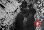 Standbild Graben gemeinsamen Grab Russland, 1915, aus Sekunde 21 historischem Filmmaterial Videoclip 65675048905