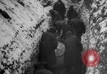 Standbild Graben gemeinsamen Grab Russland, 1915, aus Sekunde 23 historischem Filmmaterial Videoclip 65675048905