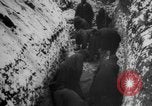 Standbild Graben gemeinsamen Grab Russland, 1915, aus Sekunde 28 historischem Filmmaterial Videoclip 65675048905