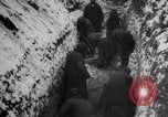 Standbild Graben gemeinsamen Grab Russland, 1915, aus Sekunde 30 historischem Filmmaterial Videoclip 65675048905