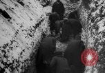 Standbild Graben gemeinsamen Grab Russland, 1915, aus Sekunde 33 historischem Filmmaterial Videoclip 65675048905