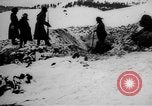 Standbild Graben gemeinsamen Grab Russland, 1915, aus Sekunde 40 historischem Filmmaterial Videoclip 65675048905