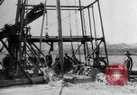 Immagine di Olio derrick Masjid-i-Suleiman Iran, 1908, secondo 25 filmato di repertorio 65675048913