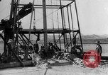 Immagine di Olio derrick Masjid-i-Suleiman Iran, 1908, secondo 27 filmato di repertorio 65675048913