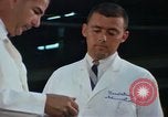 Immagine di Food and Drugs Administration Lab Washington DC USA, 1965, secondo 26 filmato di repertorio 65675048917