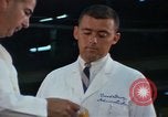 Immagine di Food and Drugs Administration Lab Washington DC USA, 1965, secondo 27 filmato di repertorio 65675048917