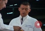 Immagine di Food and Drugs Administration Lab Washington DC USA, 1965, secondo 28 filmato di repertorio 65675048917