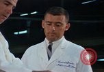 Immagine di Food and Drugs Administration Lab Washington DC USA, 1965, secondo 31 filmato di repertorio 65675048917