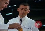 Immagine di Food and Drugs Administration Lab Washington DC USA, 1965, secondo 32 filmato di repertorio 65675048917