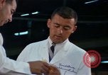 Immagine di Food and Drugs Administration Lab Washington DC USA, 1965, secondo 33 filmato di repertorio 65675048917