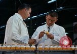 Immagine di Food and Drugs Administration Lab Washington DC USA, 1965, secondo 35 filmato di repertorio 65675048917