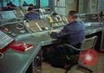 Standbild Officer auf dem Handy an Strategic Air Command United States USA, 1961, aus Sekunde 8 historischem Filmmaterial Videoclip 65675048944
