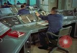 Standbild Officer auf dem Handy an Strategic Air Command United States USA, 1961, aus Sekunde 10 historischem Filmmaterial Videoclip 65675048944