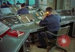 Standbild Officer auf dem Handy an Strategic Air Command United States USA, 1961, aus Sekunde 13 historischem Filmmaterial Videoclip 65675048944