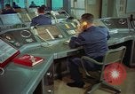 Standbild Officer auf dem Handy an Strategic Air Command United States USA, 1961, aus Sekunde 14 historischem Filmmaterial Videoclip 65675048944