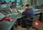 Standbild Officer auf dem Handy an Strategic Air Command United States USA, 1961, aus Sekunde 16 historischem Filmmaterial Videoclip 65675048944