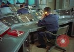 Standbild Officer auf dem Handy an Strategic Air Command United States USA, 1961, aus Sekunde 18 historischem Filmmaterial Videoclip 65675048944