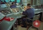 Standbild Officer auf dem Handy an Strategic Air Command United States USA, 1961, aus Sekunde 19 historischem Filmmaterial Videoclip 65675048944