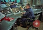 Standbild Officer auf dem Handy an Strategic Air Command United States USA, 1961, aus Sekunde 20 historischem Filmmaterial Videoclip 65675048944