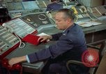 Standbild Officer auf dem Handy an Strategic Air Command United States USA, 1961, aus Sekunde 23 historischem Filmmaterial Videoclip 65675048944