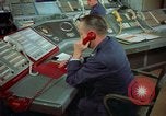 Standbild Officer auf dem Handy an Strategic Air Command United States USA, 1961, aus Sekunde 30 historischem Filmmaterial Videoclip 65675048944