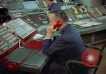 Standbild Officer auf dem Handy an Strategic Air Command United States USA, 1961, aus Sekunde 34 historischem Filmmaterial Videoclip 65675048944