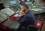 Standbild Officer auf dem Handy an Strategic Air Command United States USA, 1961, aus Sekunde 41 historischem Filmmaterial Videoclip 65675048944