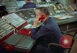 Standbild Officer auf dem Handy an Strategic Air Command United States USA, 1961, aus Sekunde 46 historischem Filmmaterial Videoclip 65675048944