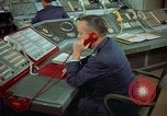 Standbild Officer auf dem Handy an Strategic Air Command United States USA, 1961, aus Sekunde 47 historischem Filmmaterial Videoclip 65675048944