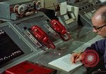 Standbild rote Telefone am Strategic Air Command United States USA, 1961, aus Sekunde 18 historischem Filmmaterial Videoclip 65675048945