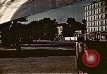 Standbild Gruppe Paraden Paris Frankreich, 1945, aus Sekunde 1 historischem Filmmaterial Videoclip 65675048974