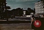 Standbild Gruppe Paraden Paris Frankreich, 1945, aus Sekunde 4 historischem Filmmaterial Videoclip 65675048974