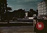 Standbild Gruppe Paraden Paris Frankreich, 1945, aus Sekunde 5 historischem Filmmaterial Videoclip 65675048974