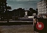 Standbild Gruppe Paraden Paris Frankreich, 1945, aus Sekunde 8 historischem Filmmaterial Videoclip 65675048974