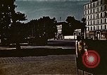 Standbild Gruppe Paraden Paris Frankreich, 1945, aus Sekunde 10 historischem Filmmaterial Videoclip 65675048974