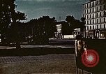 Standbild Gruppe Paraden Paris Frankreich, 1945, aus Sekunde 11 historischem Filmmaterial Videoclip 65675048974