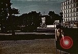 Standbild Gruppe Paraden Paris Frankreich, 1945, aus Sekunde 12 historischem Filmmaterial Videoclip 65675048974