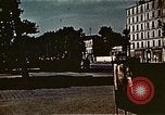 Standbild Gruppe Paraden Paris Frankreich, 1945, aus Sekunde 15 historischem Filmmaterial Videoclip 65675048974