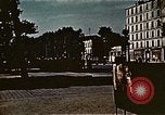 Standbild Gruppe Paraden Paris Frankreich, 1945, aus Sekunde 16 historischem Filmmaterial Videoclip 65675048974