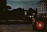 Standbild Gruppe Paraden Paris Frankreich, 1945, aus Sekunde 20 historischem Filmmaterial Videoclip 65675048974