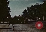 Standbild Gruppe Paraden Paris Frankreich, 1945, aus Sekunde 33 historischem Filmmaterial Videoclip 65675048974